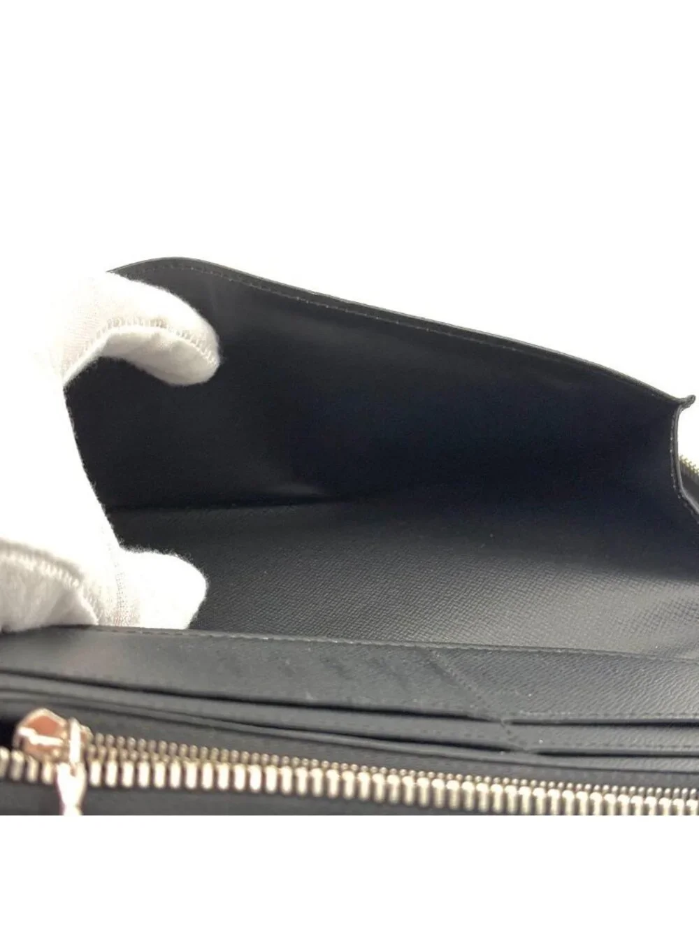 Louis Vuitton Wallet Taiga Zippy Vertical Black